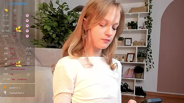 Snapshot of Kara_smalltits chatting on September 30, 12:00 pm Kara smalltits online show from September 30, 12:00 pm