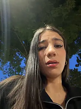 Snapshot of -juicy_ chatting on May 13, 11:23 pm -juicy online show from May 13, 11:23 pm