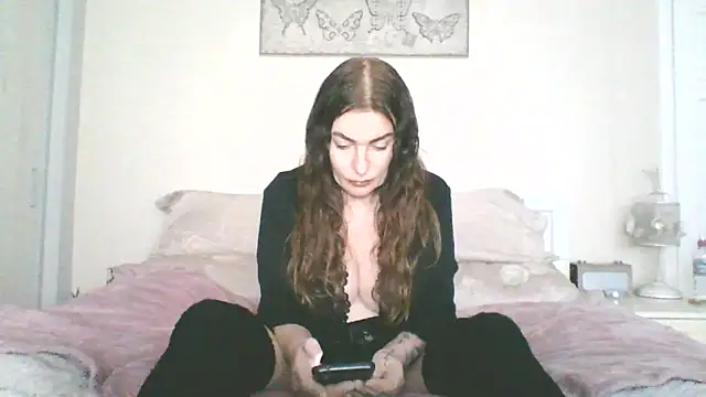 EllaKent online show from February 4, 3:40 pm