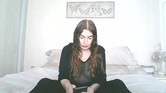 EllaKent online show from March 13, 3:50 pm