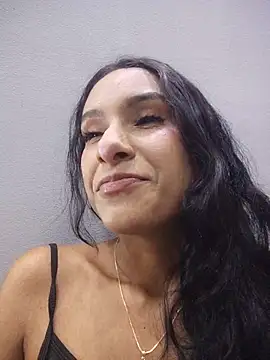 Snapshot of TharaMills chatting on June 26, 3:23 am TharaMills online show from June 26, 3:23 am