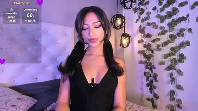 Nicollee Heart online show from March 25, 1:43 pm