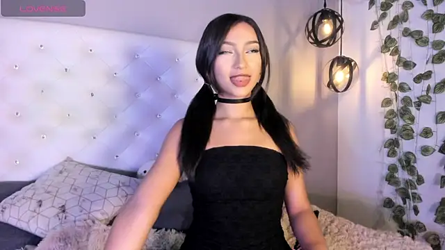 Nicollee Heart online show from March 19, 1:44 pm