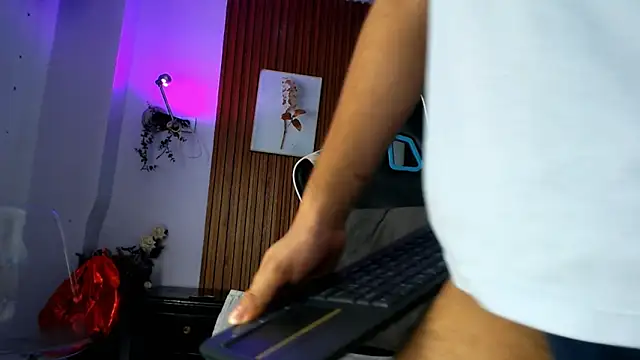 Snapshot of David_niet chatting on October 31, 5:31 pm David niet online show from October 31, 5:31 pm