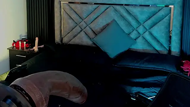 Issafoxx online show from September 20, 12:32 pm