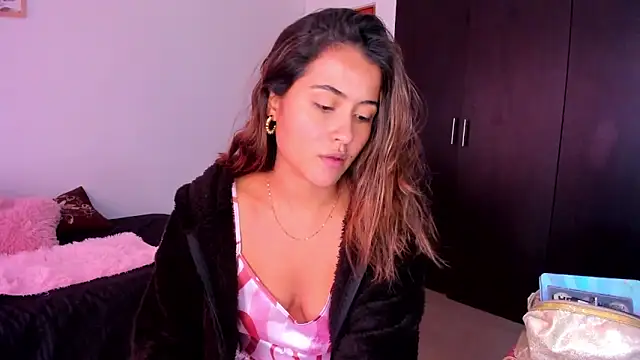 Snapshot of Ana__Pink chatting on October 12, 9:27 pm Ana Pink online show from October 12, 9:27 pm