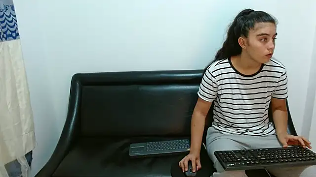 Snapshot of Cristalll_0925 chatting on October 17, 11:17 pm Cristalll 0925 online show from October 17, 11:17 pm