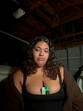 Snapshot of 1n0nlythroat chatting on November 28, 8:58 am 1n0nlythroat online show from November 28, 8:58 am