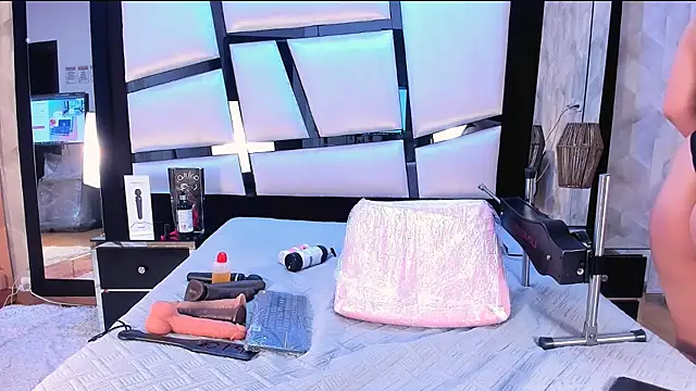 JuliaDavis 1 online show from October 7, 4:13 am