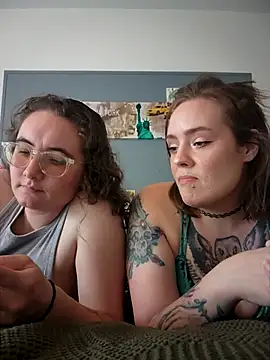 AndHerXO online show from February 18, 2:02 pm