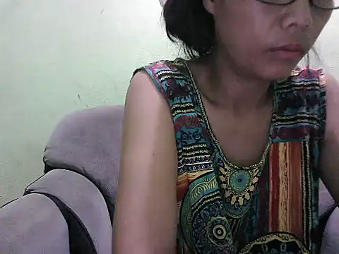 HotLadyPinay32 online show from April 20, 9:38 pm