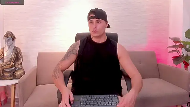 connorsmiith online show from April 13, 10:58 pm