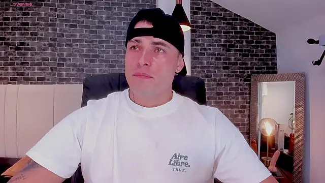 connorsmiith online show from April 5, 11:00 pm