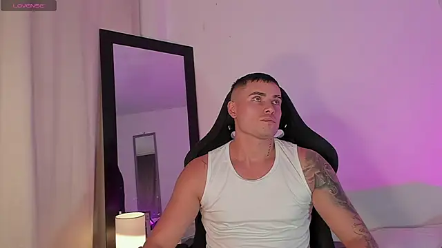 connorsmiith online show from May 16, 2:10 am