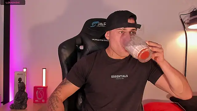 Snapshot of connorsmiith chatting on July 8, 2:07 pm connorsmiith online show from July 8, 2:07 pm
