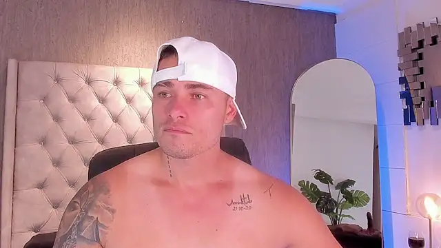 connorsmiith online show from May 1, 2:05 am