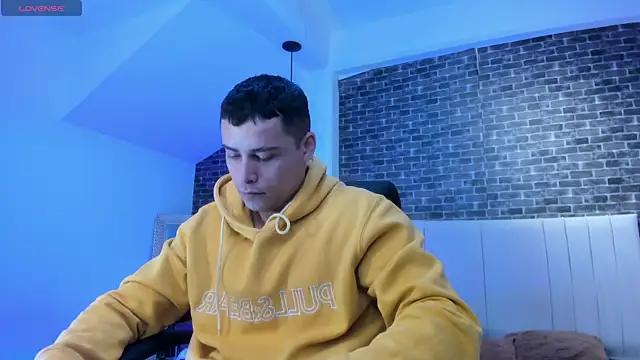 connorsmiith online show from February 18, 11:06 am