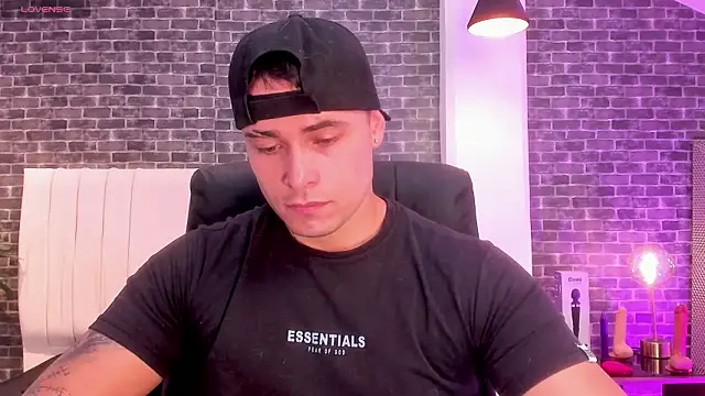 connorsmiith online show from March 16, 1:04 pm