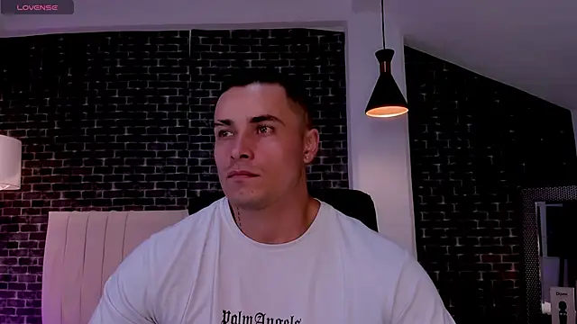 connorsmiith online show from April 1, 12:24 am