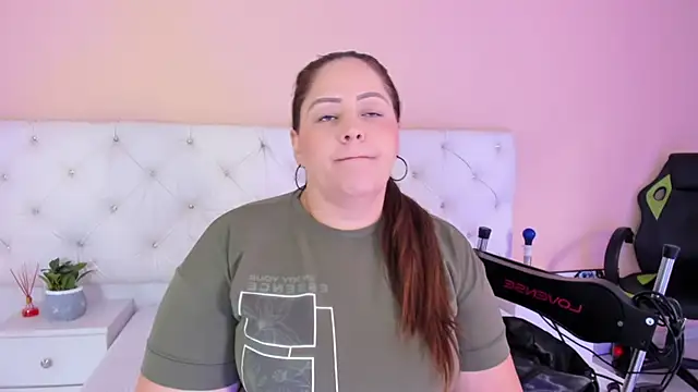 Snapshot of katte_landerr chatting on October 4, 1:34 pm katte landerr online show from October 4, 1:34 pm