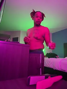 Snapshot of BigMfLuther chatting on December 14, 3:24 am BigMfLuther online show from December 14, 3:24 am