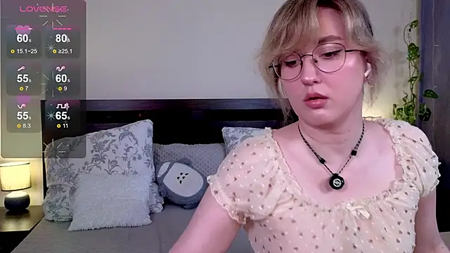 Snapshot of _AlexaFlowers_ chatting on May 19, 10:11 am AlexaFlowers online show from May 19, 10:11 am