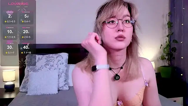 Snapshot of _AlexaFlowers_ chatting on May 6, 9:46 am AlexaFlowers online show from May 6, 9:46 am