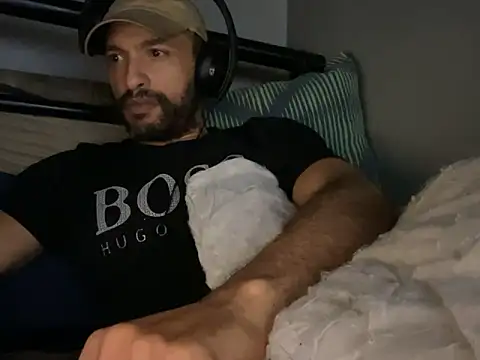 Snapshot of majorb121 chatting on November 3, 8:23 pm majorb121 online show from November 3, 8:23 pm