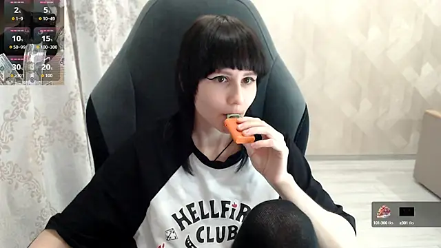 Snapshot of MistyDark chatting on October 10, 10:27 am MistyDark online show from October 10, 10:27 am