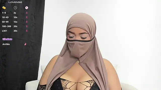Snapshot of thaira_aly chatting on October 12, 3:41 am thaira aly online show from October 12, 3:41 am