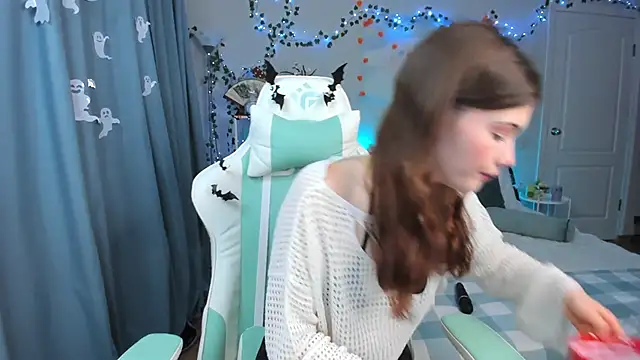 Zoe Vee online show from October 28, 3:29 am