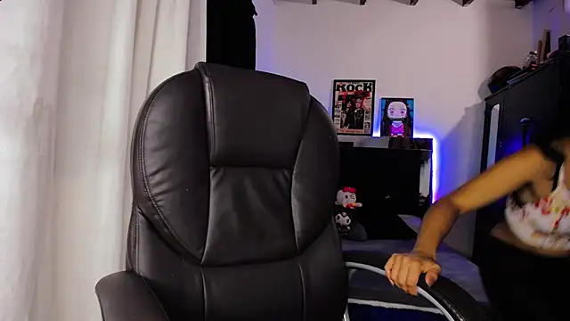 loganher900 online show from April 7, 12:12 am