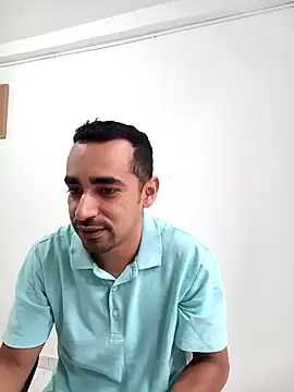 stivenlujan69 online show from May 2, 9:31 pm