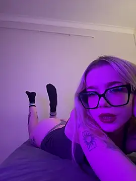 marnemzavar444 online show from March 1, 9:37 pm