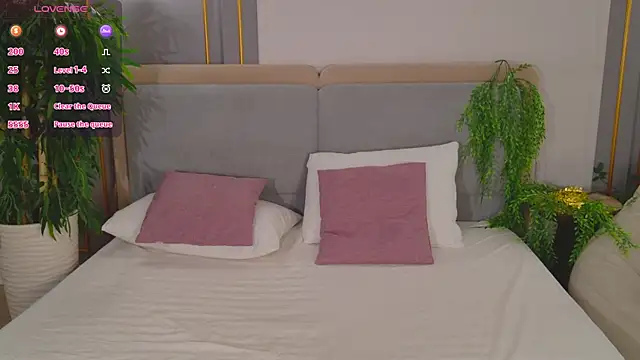 AdoraCortes online show from April 13, 5:11 am