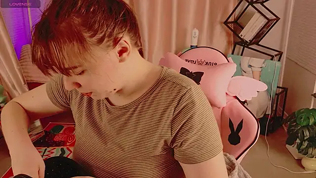 Snapshot of Moon__Bunny chatting on June 7, 3:28 pm Moon Bunny online show from June 7, 3:28 pm