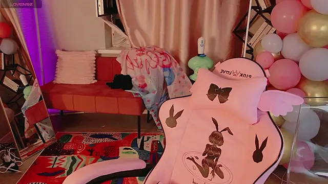 Snapshot of Moon__Bunny chatting on June 17, 6:51 pm Moon Bunny online show from June 17, 6:51 pm