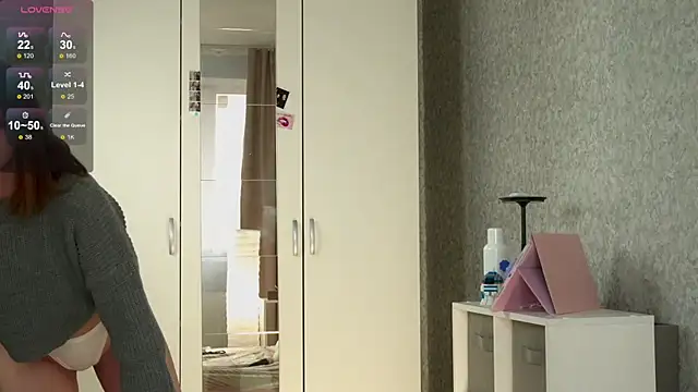 MiaSkyKiss online show from April 14, 3:50 pm