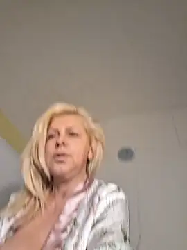 Snapshot of milfevapeccato chatting on November 7, 1:43 am milfevapeccato online show from November 7, 1:43 am