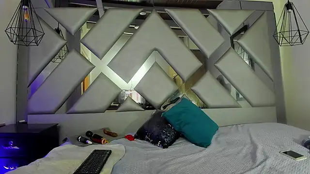 Lorenn Hill online show from December 4, 12:59 pm