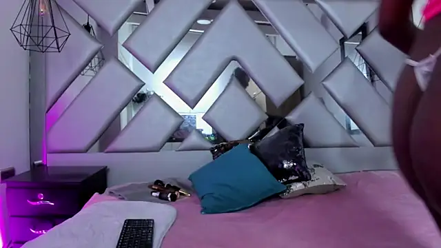 Lorenn Hill online show from November 4, 1:04 pm