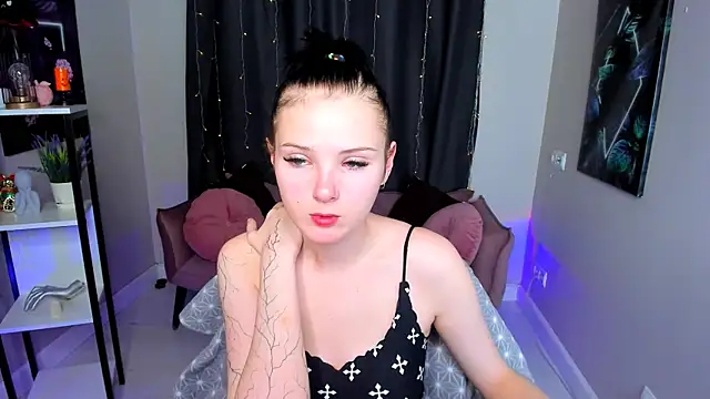 Snapshot of Leila_xxBaby chatting on November 14, 12:20 pm Leila xxBaby online show from November 14, 12:20 pm