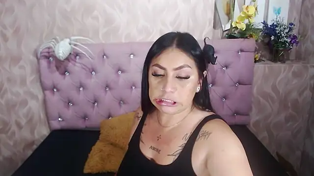 Snapshot of Naomi_Braunx chatting on October 31, 12:51 am Naomi Braunx online show from October 31, 12:51 am