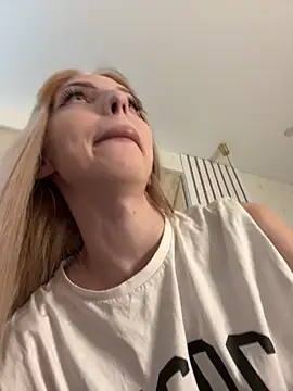 Snapshot of olivia_soft chatting on April 18, 1:24 pm olivia soft online show from April 18, 1:24 pm