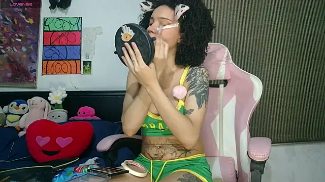 Snapshot of bettyboo2801 chatting on July 16, 4:42 am bettyboo2801 online show from July 16, 4:42 am