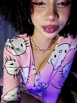 Snapshot of bettyboo2801 chatting on February 22, 2:36 am bettyboo2801 online show from February 22, 2:36 am