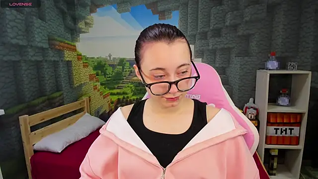 Snapshot of ClaraParks chatting on December 3, 8:19 pm ClaraParks online show from December 3, 8:19 pm