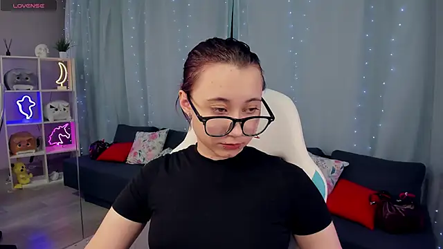 Snapshot of ClaraParks chatting on December 1, 7:04 pm ClaraParks online show from December 1, 7:04 pm