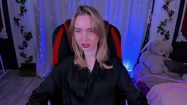 Snapshot of EllaBloom chatting on November 19, 3:56 pm EllaBloom online show from November 19, 3:56 pm