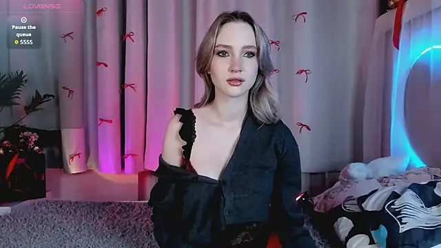 EllaBloom online show from January 7, 1:38 pm